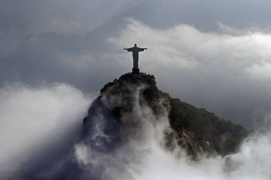 Una suggestiva immagine di nebbia a Rio de Janeiro. Si vede solo la statua del Cristo (Getty Images)
